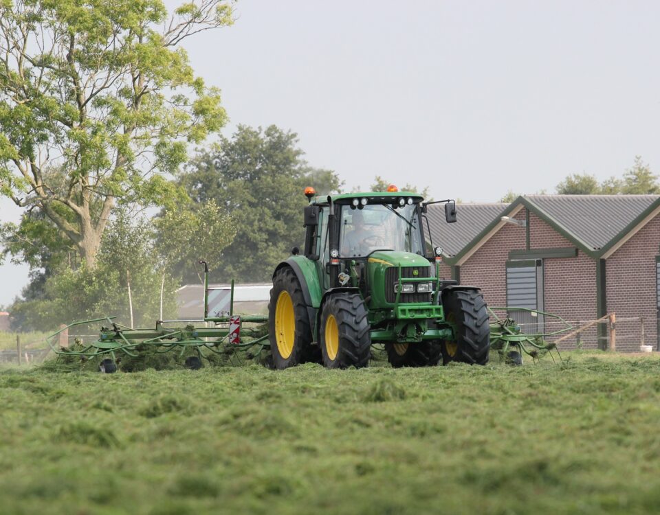 foto van ploegende traktor